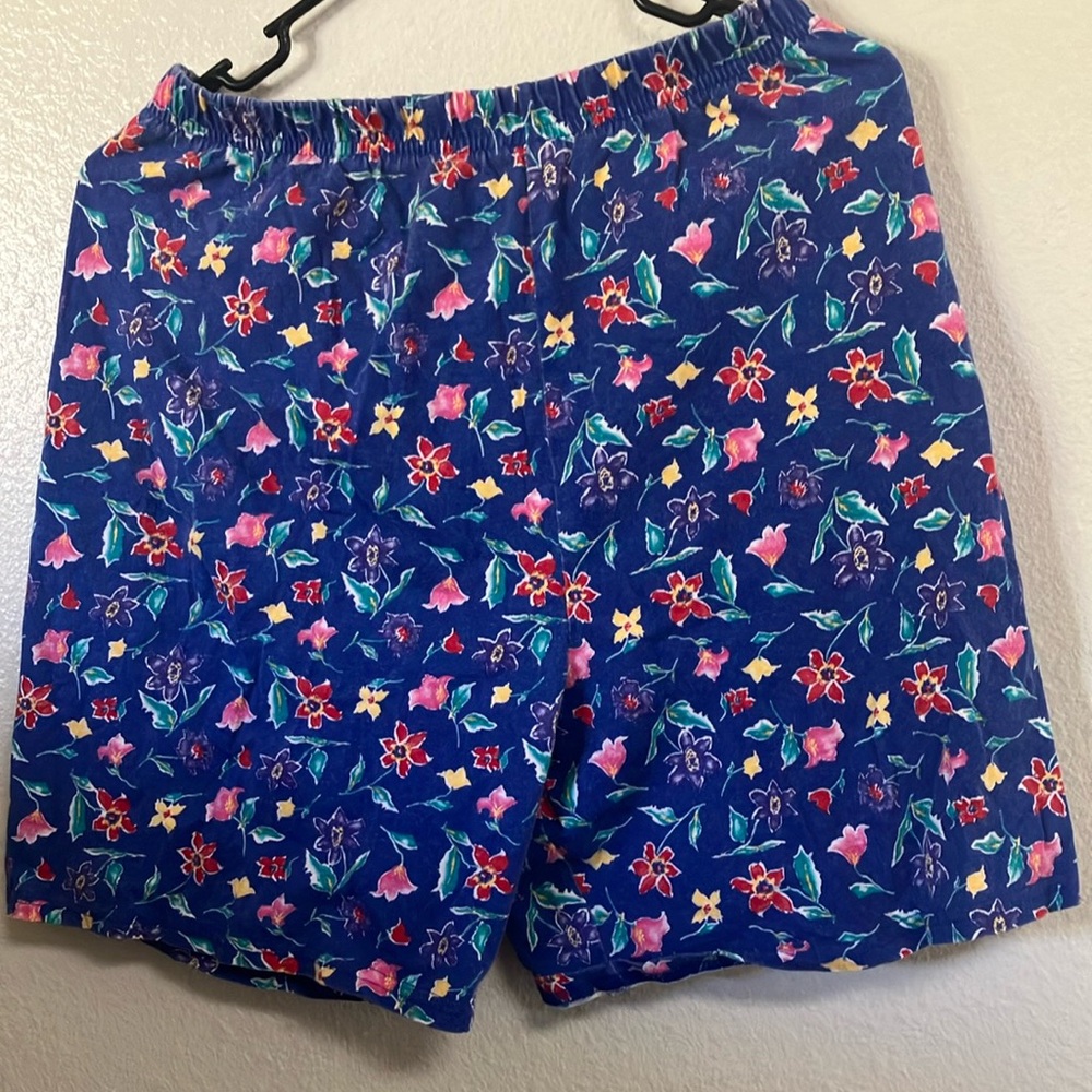 FINAL MARKDOWN Ladies Hanes shorts medium